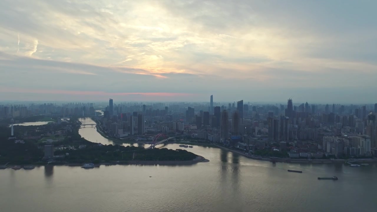 武汉汉江流入长江的南岸嘴傍晚航拍视频素材