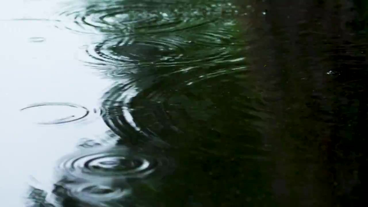 下雨天雨水雨滴溅起的水花和波纹视频素材