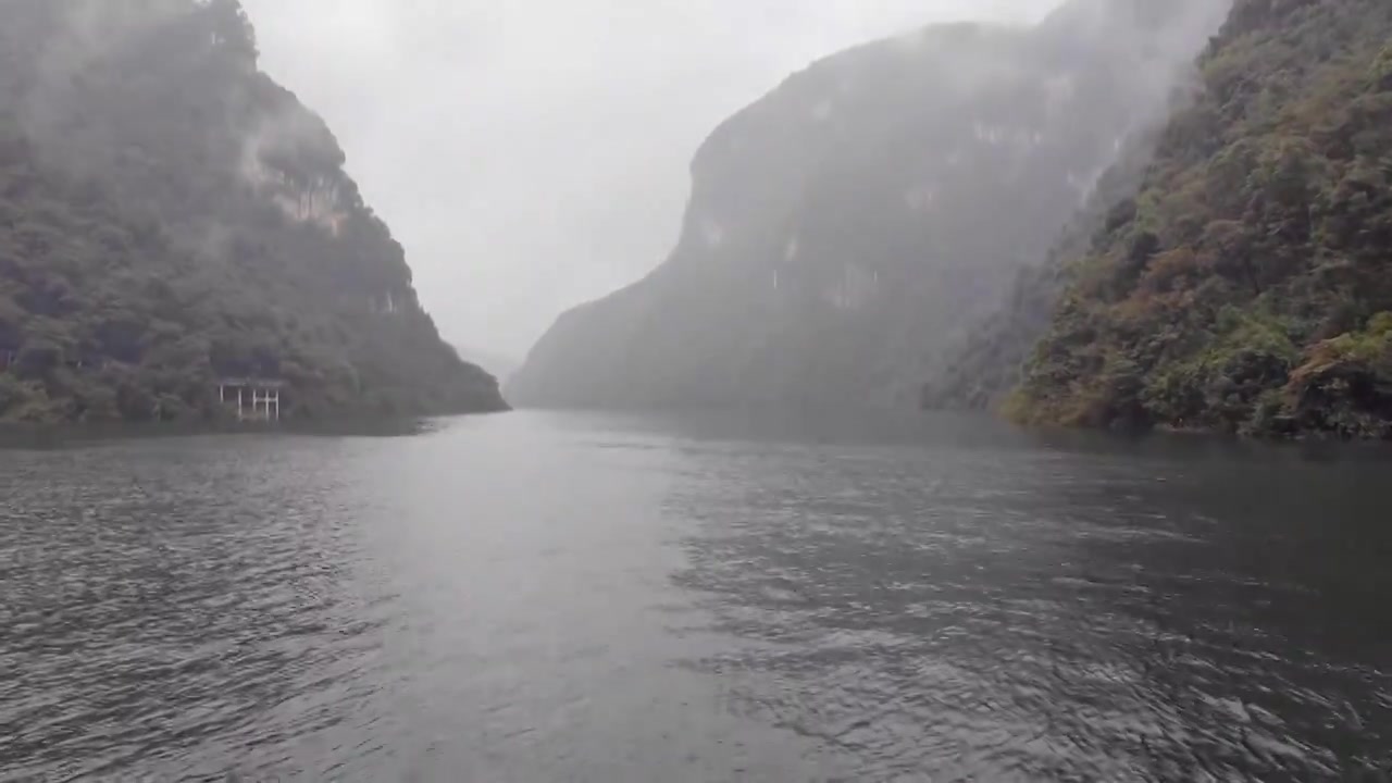 湖北宜昌十里清江画廊长江烟雨中船行风光视频素材