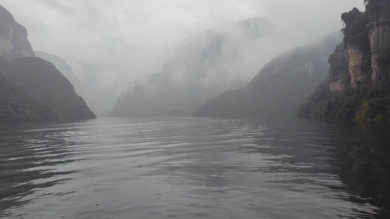 湖北宜昌十里清江画廊长江烟雨中船行风光视频素材