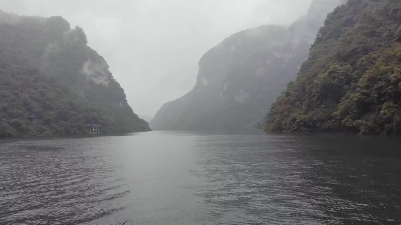 湖北宜昌十里清江画廊长江烟雨中船行风光视频素材