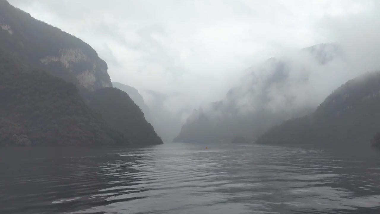 湖北宜昌十里清江画廊长江烟雨中船行风光视频素材