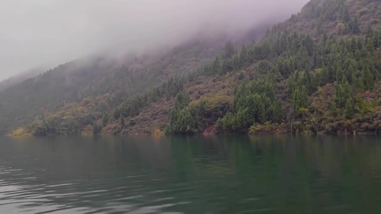 湖北宜昌十里清江画廊长江烟雨中船行风光视频下载