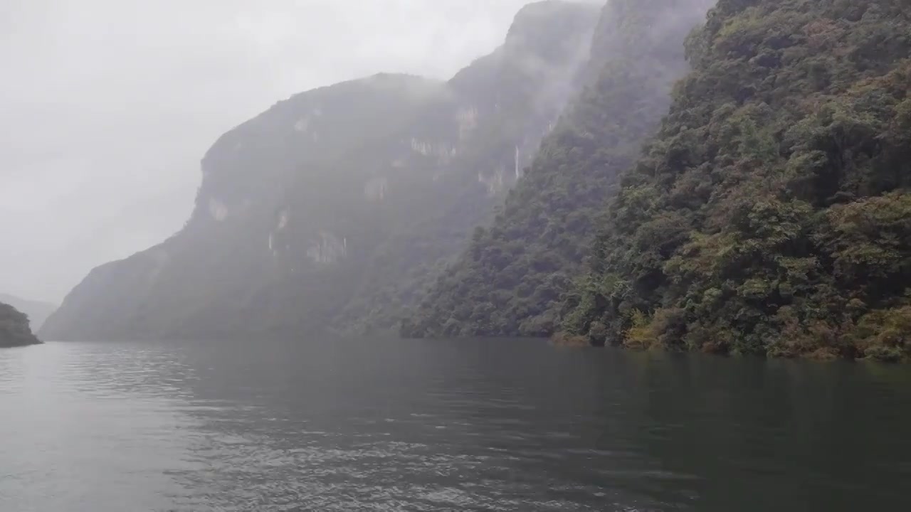 湖北宜昌十里清江画廊长江烟雨中船行风光视频素材