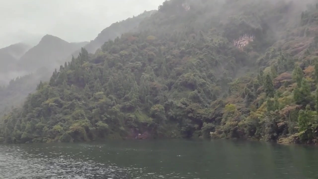 湖北宜昌十里清江画廊长江烟雨中船行风光视频下载