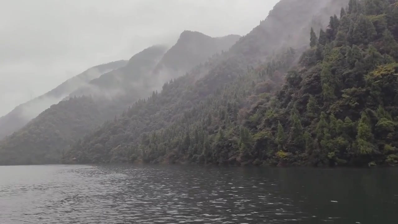 湖北宜昌十里清江画廊长江烟雨中船行风光视频素材