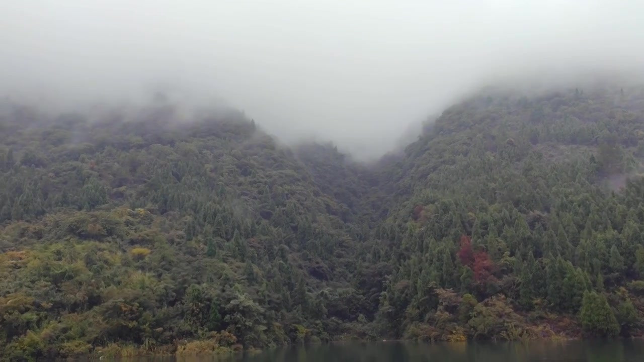 湖北宜昌十里清江画廊长江烟雨中船行风光视频下载