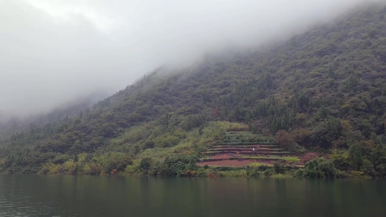 湖北宜昌十里清江画廊长江烟雨中船行风光视频素材