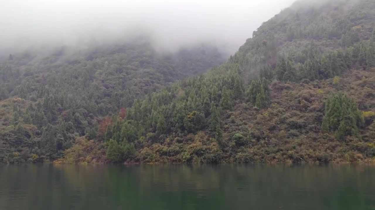 湖北宜昌十里清江画廊长江烟雨中船行风光视频素材