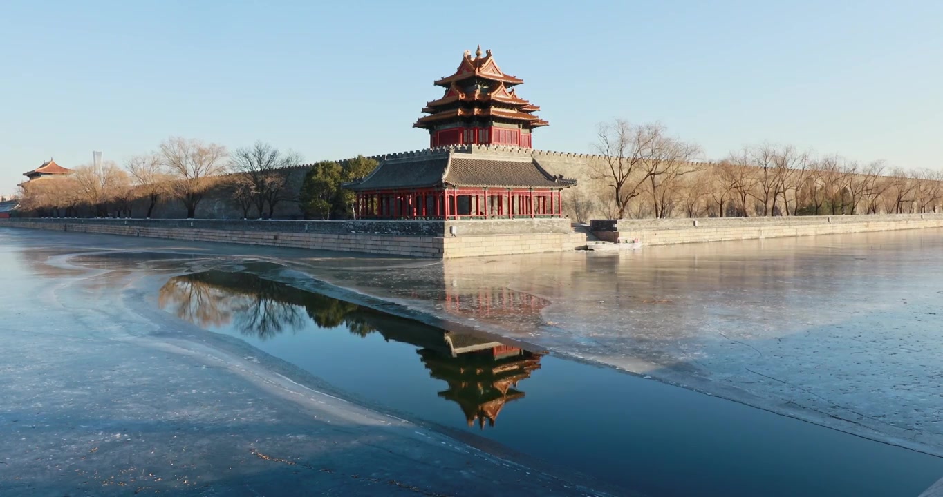 故宫角楼，北京故宫博物院，冰河融化的角楼视频素材