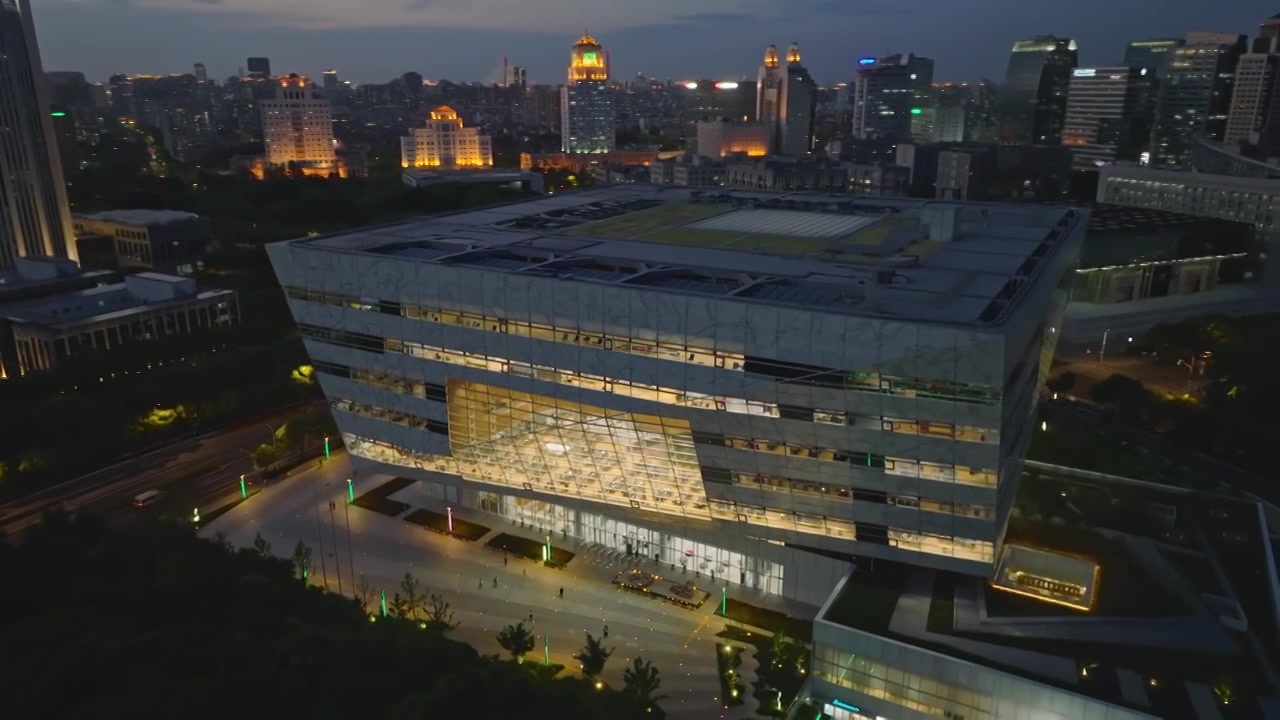 上海图书馆东馆夜景夜晚晚上航拍上海浦东视频素材