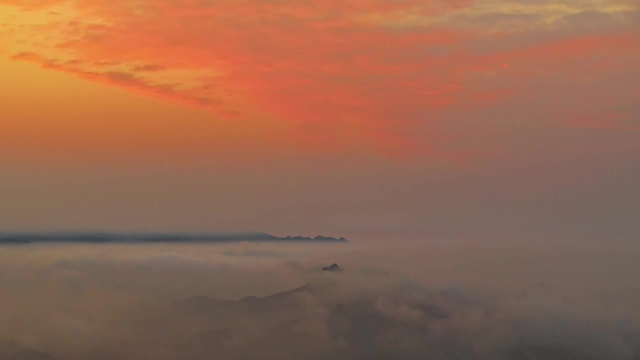 青岛春夏季的平流雾早霞视频素材