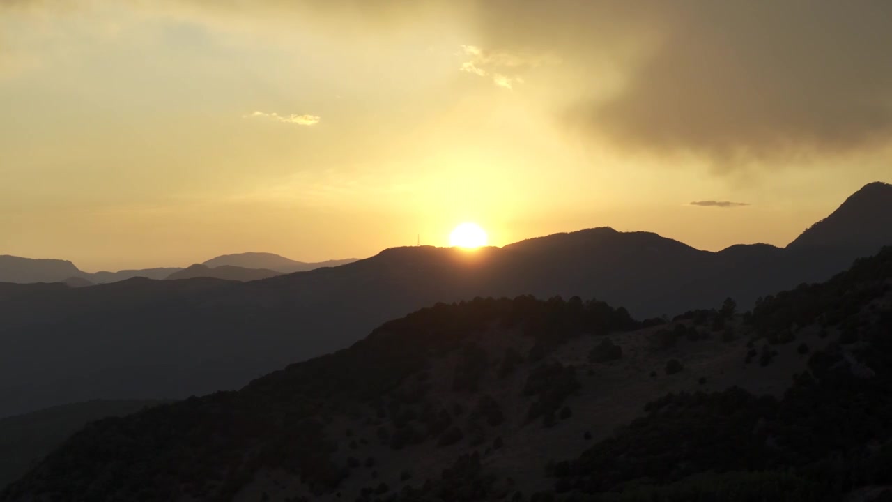 山间日落夕阳视频下载