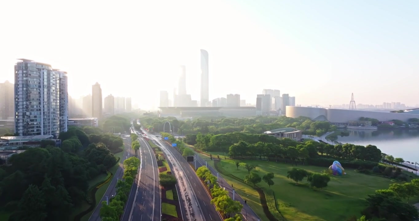 早晨的苏州金鸡湖景区风光，苏州国际金融中心视频素材