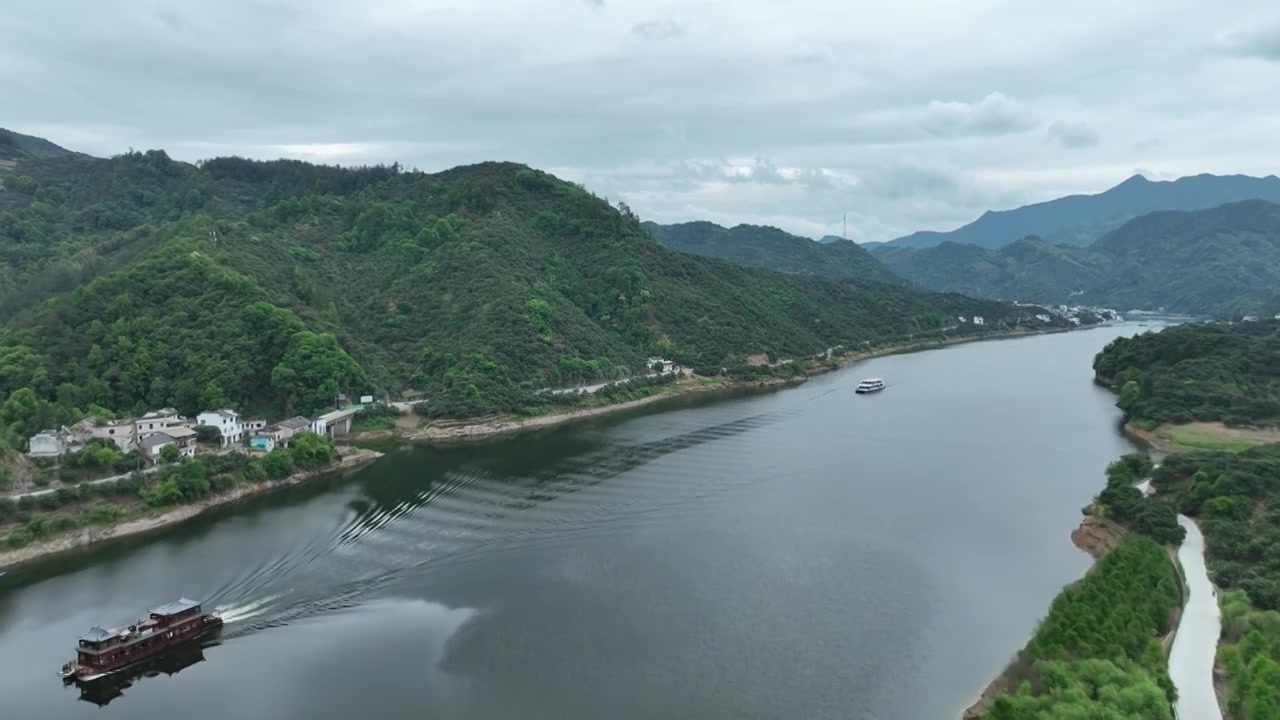 歙县新安江山水画廊游轮风光航拍视频素材