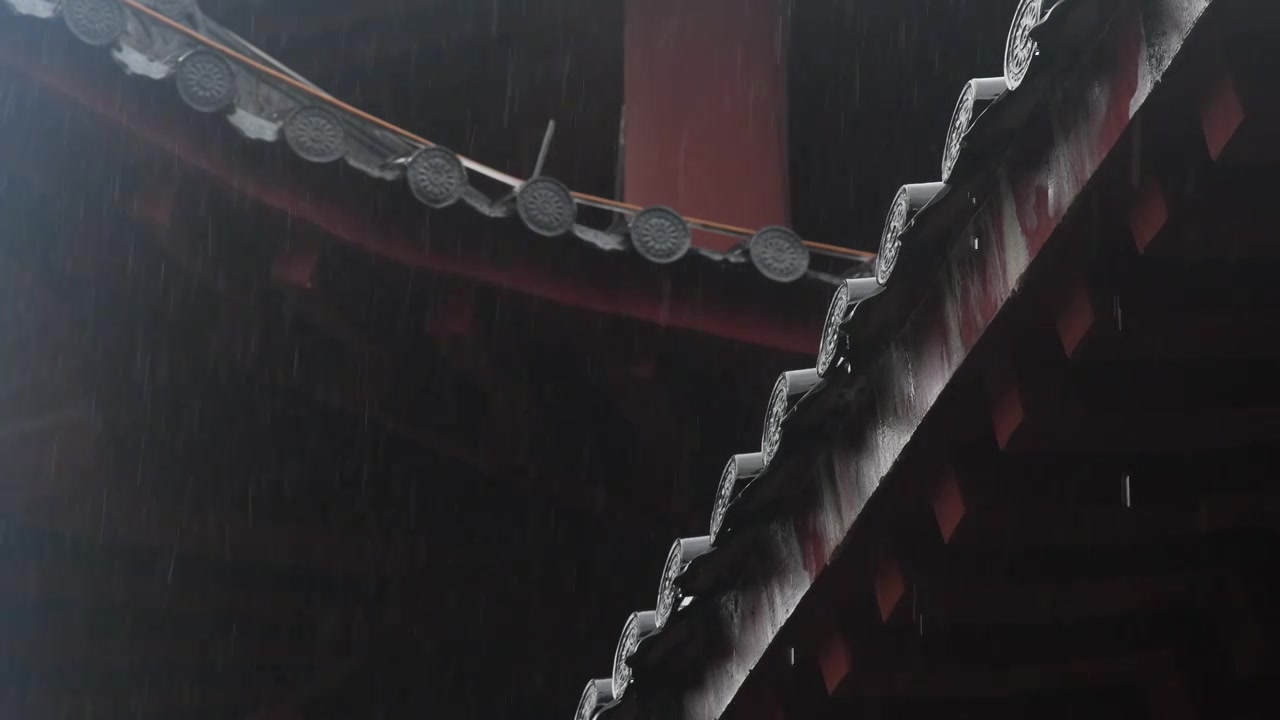 雨天古风建筑屋檐下雨水滴意境视频素材