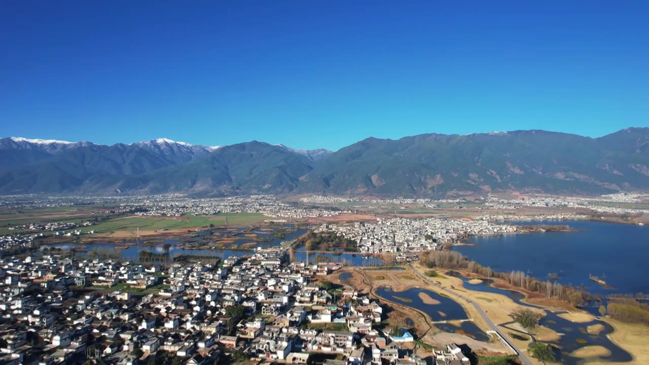 航拍云南大理洱海边村庄田园风景视频素材