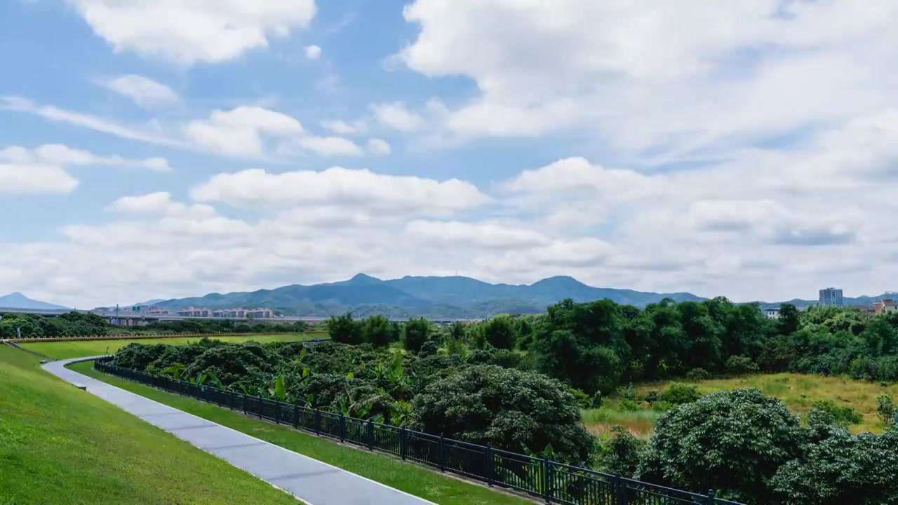 蓝天白云草地风景如画视频素材