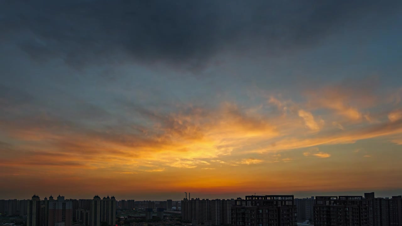 日落黄昏时分戏剧性的天空中橙黄色的晚霞云景与西安城市高楼大厦天际线视频素材