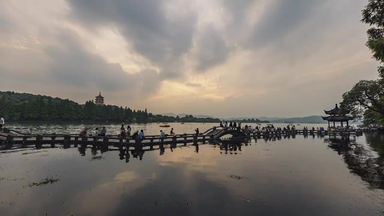 西湖长桥公园落日晚霞雷锋夕照视频素材