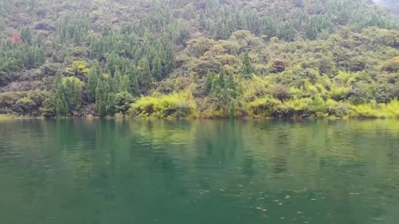 湖北宜昌十里清江画廊长江烟雨中船行风光视频下载