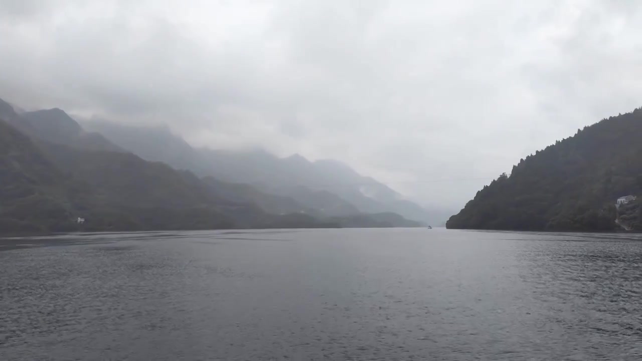 湖北宜昌十里清江画廊长江烟雨中船行风光视频素材