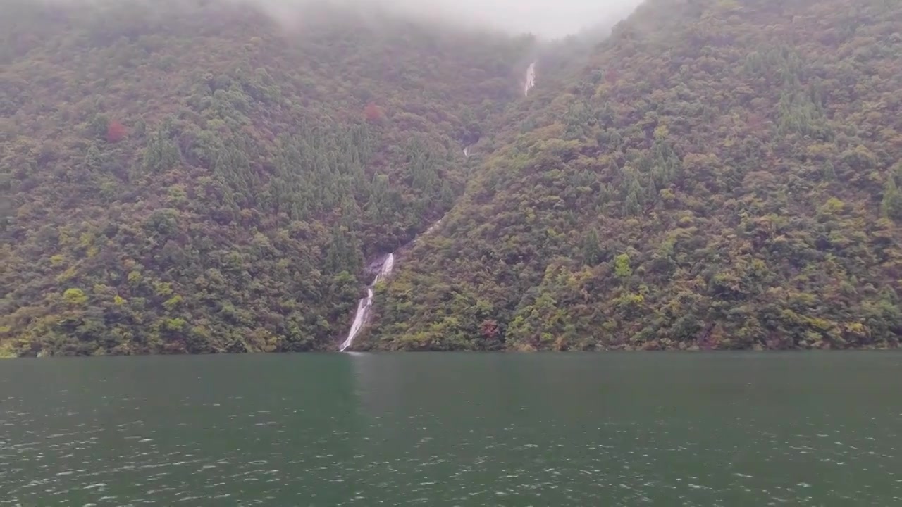 湖北宜昌十里清江画廊长江烟雨中船行风光视频下载