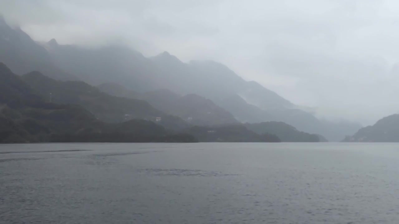 湖北宜昌十里清江画廊长江烟雨中船行风光视频素材