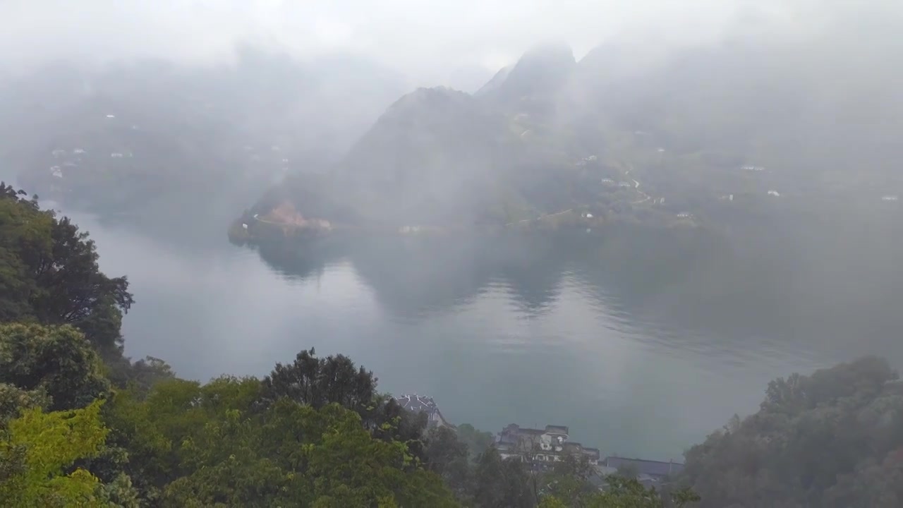 湖北宜昌十里清江画廊长江烟雨中船行风光视频下载