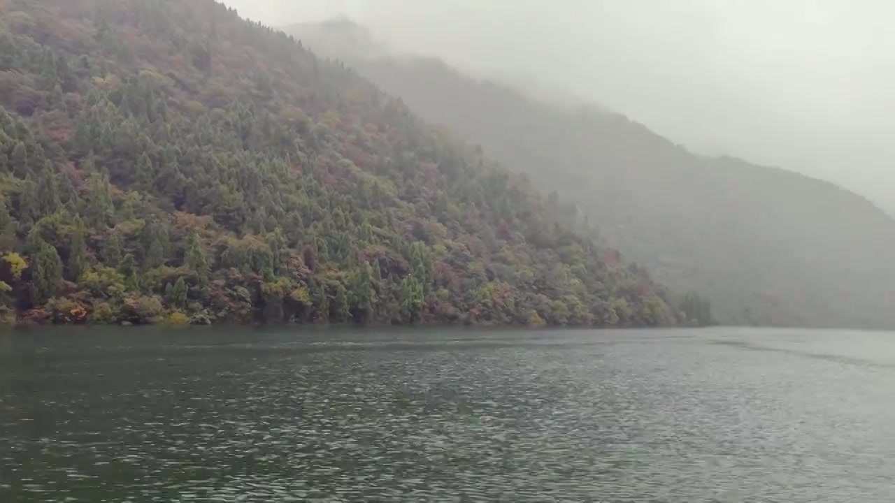 湖北宜昌十里清江画廊长江烟雨中船行风光视频素材