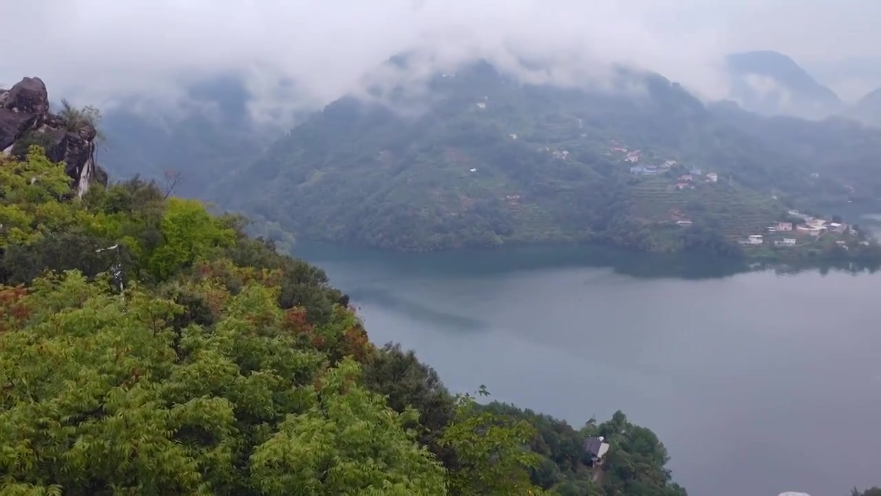 湖北宜昌十里清江画廊长江烟雨中船行风光视频下载