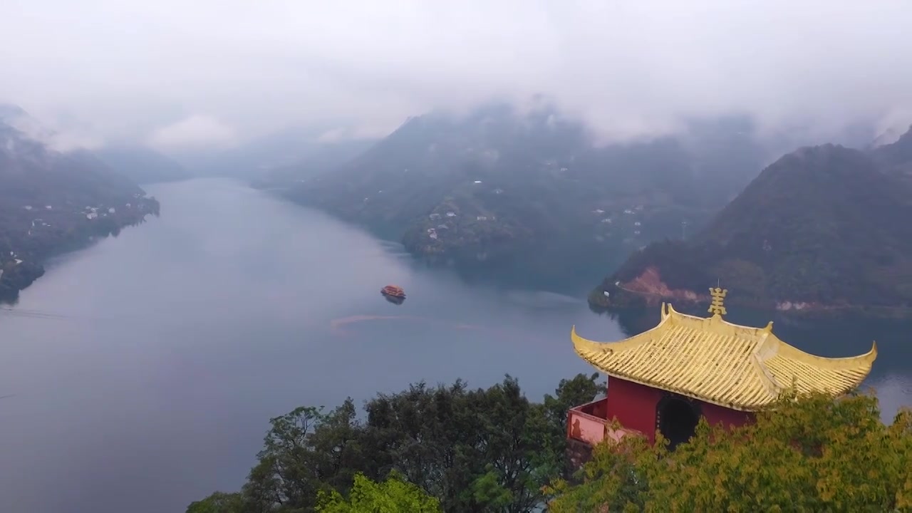 湖北宜昌十里清江画廊长江烟雨中船行风光视频素材