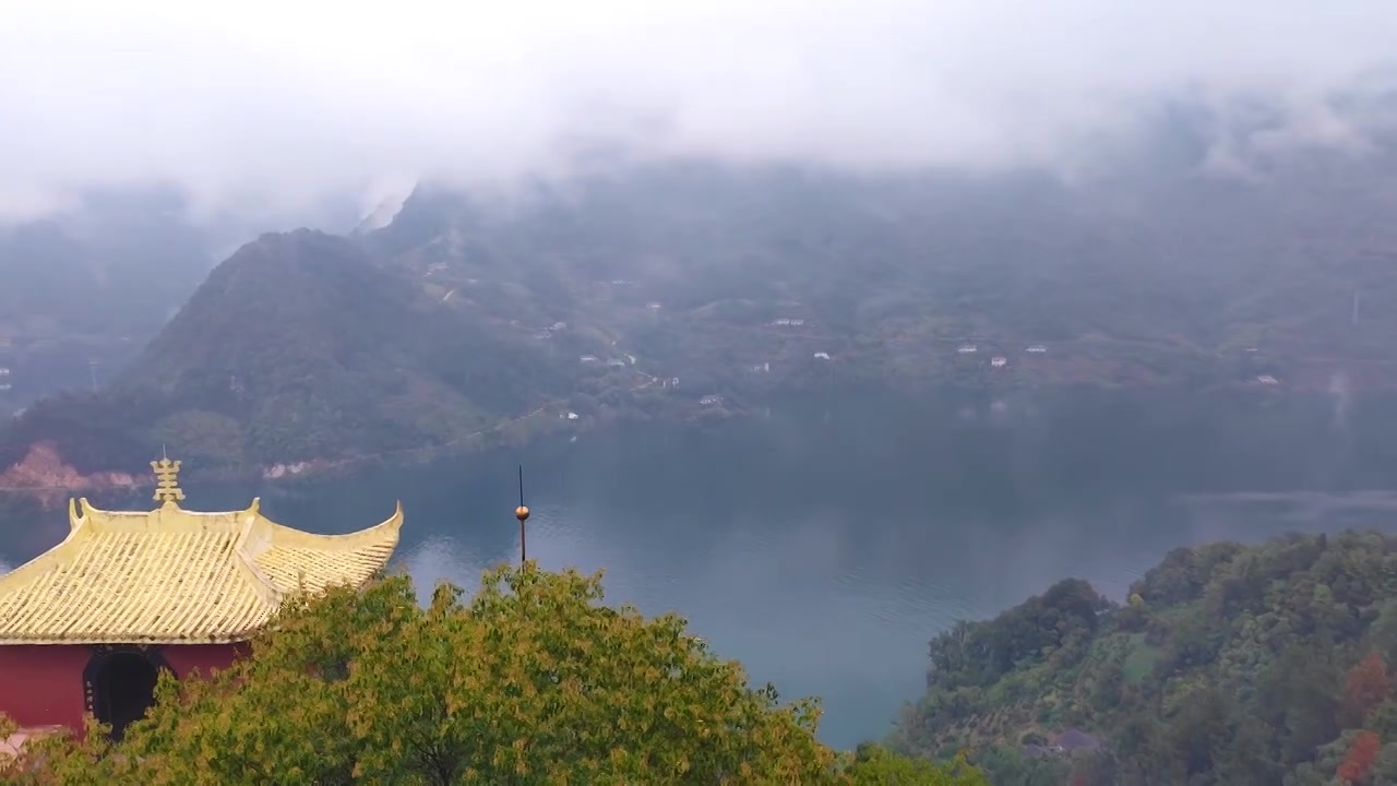 湖北宜昌十里清江画廊长江烟雨中船行风光视频素材