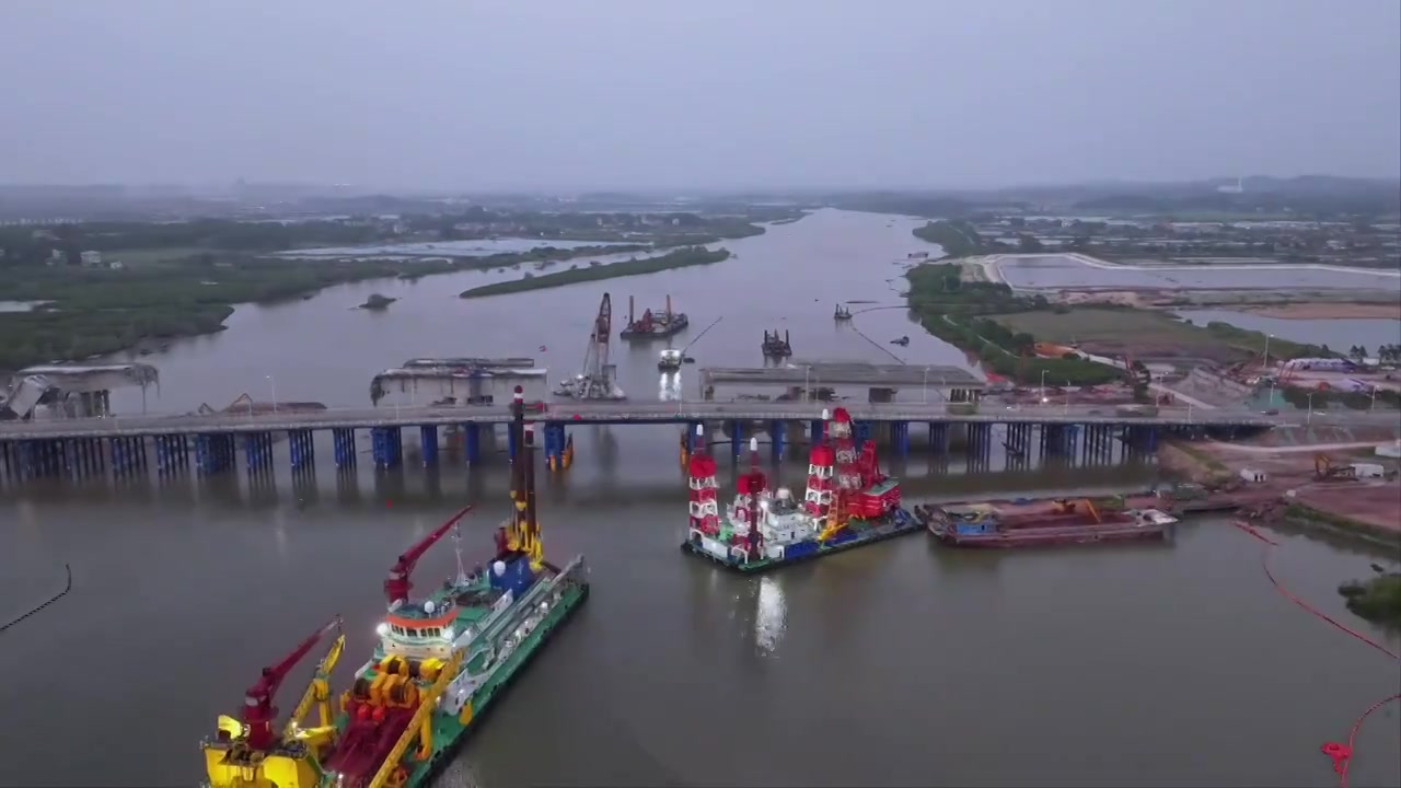 天鲸号夜间在平陆运河茅尾海沙井港出海口视频素材