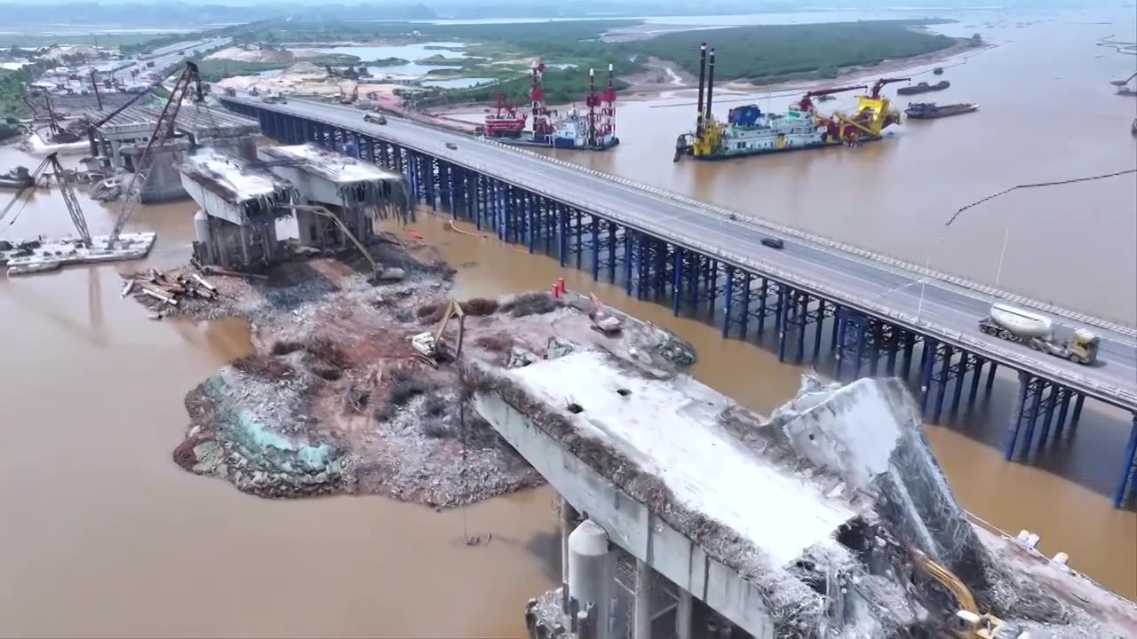 平陆运河沙井大桥旧桥拆除视频素材