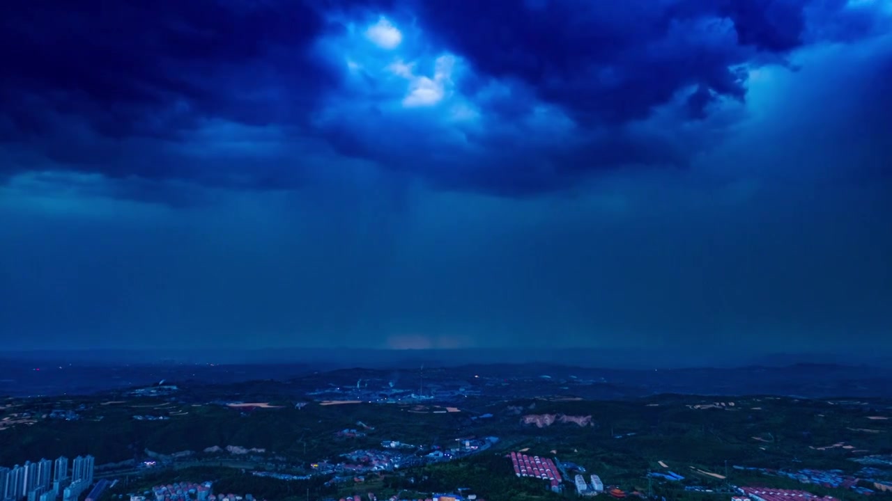 雷阵雨乌云密布闪电视频下载