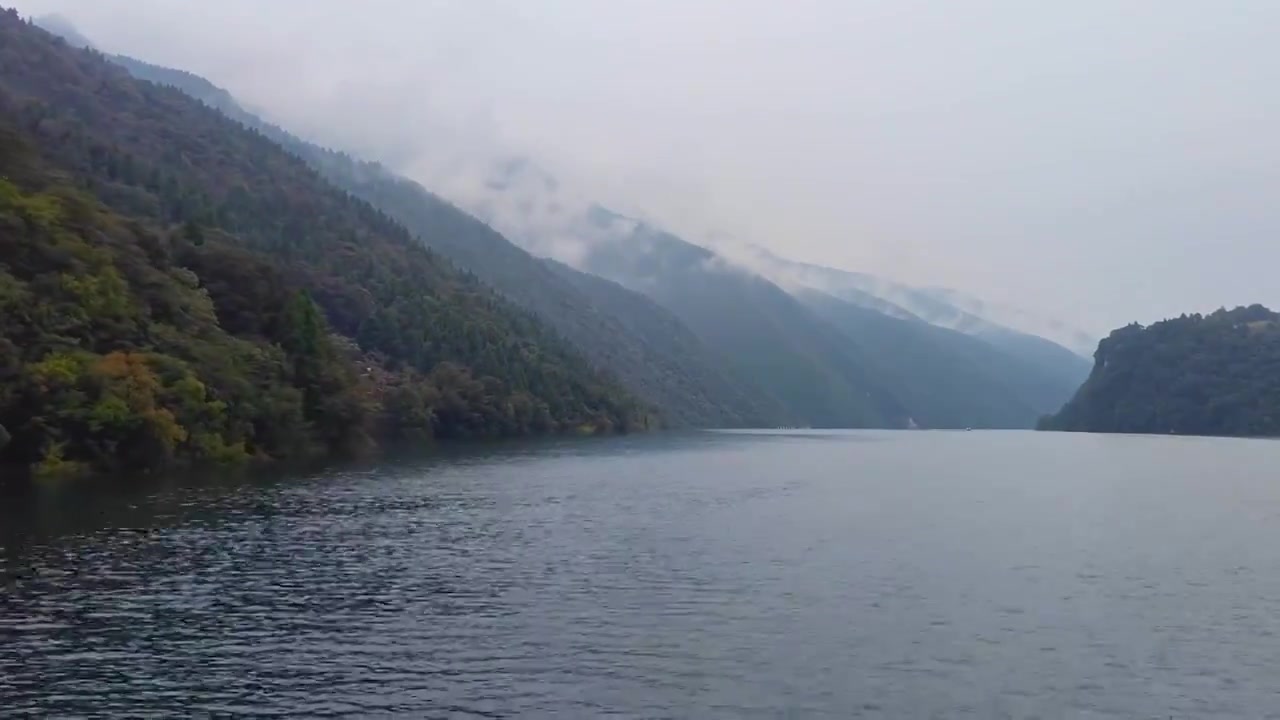 湖北宜昌十里清江画廊长江烟雨中船行风光视频下载