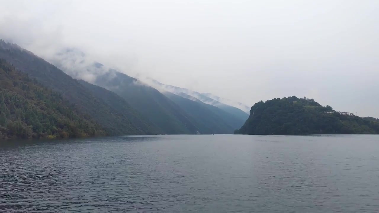 湖北宜昌十里清江画廊长江烟雨中船行风光视频素材