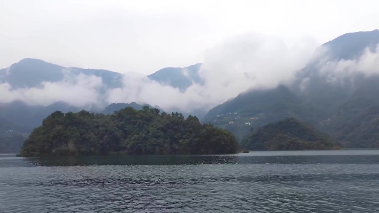 湖北宜昌十里清江画廊长江烟雨中船行风光视频素材