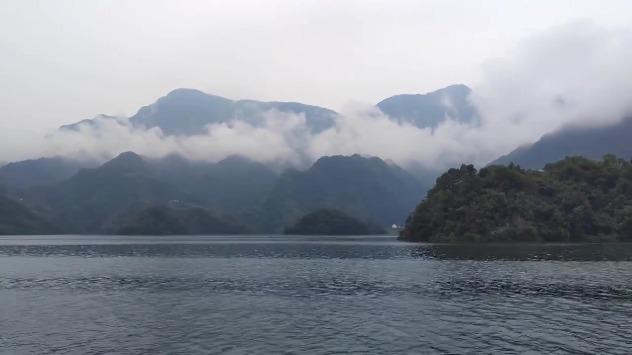 湖北宜昌十里清江画廊长江烟雨中船行风光视频下载