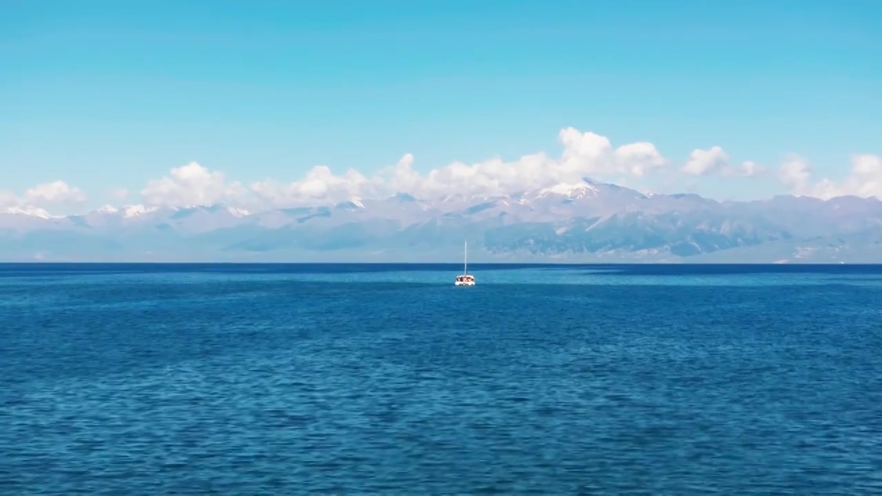 新疆伊犁赛里木湖碧蓝湖水上遨游航行的游船帆船视频素材