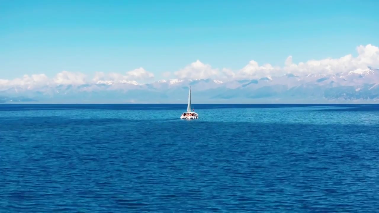 新疆伊犁赛里木湖碧蓝湖水上遨游航行的游船帆船视频素材