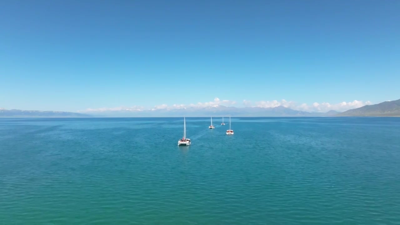 新疆伊犁赛里木湖碧蓝湖水上遨游航行的游船帆船视频素材