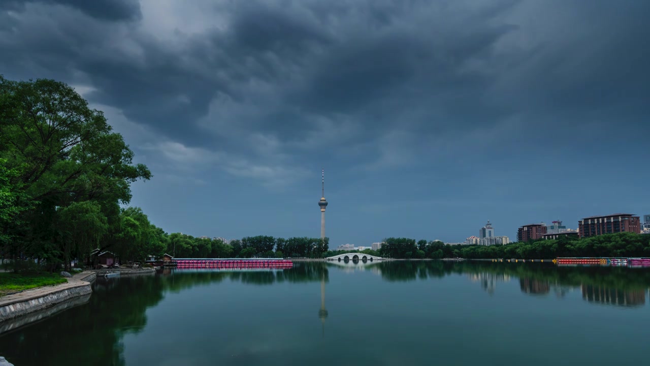 夏天北京玉渊潭公园八一湖电视塔雷雨闪电延时视频素材