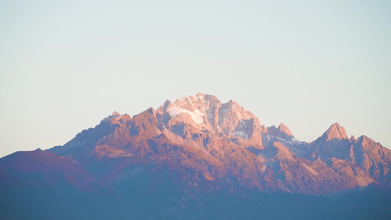 丽江玉龙雪山日照金山延时视频下载