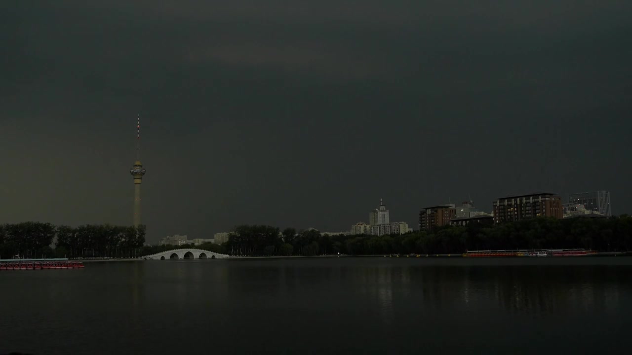 夏天北京玉渊潭公园八一湖电视塔积云雷雨闪电视频素材