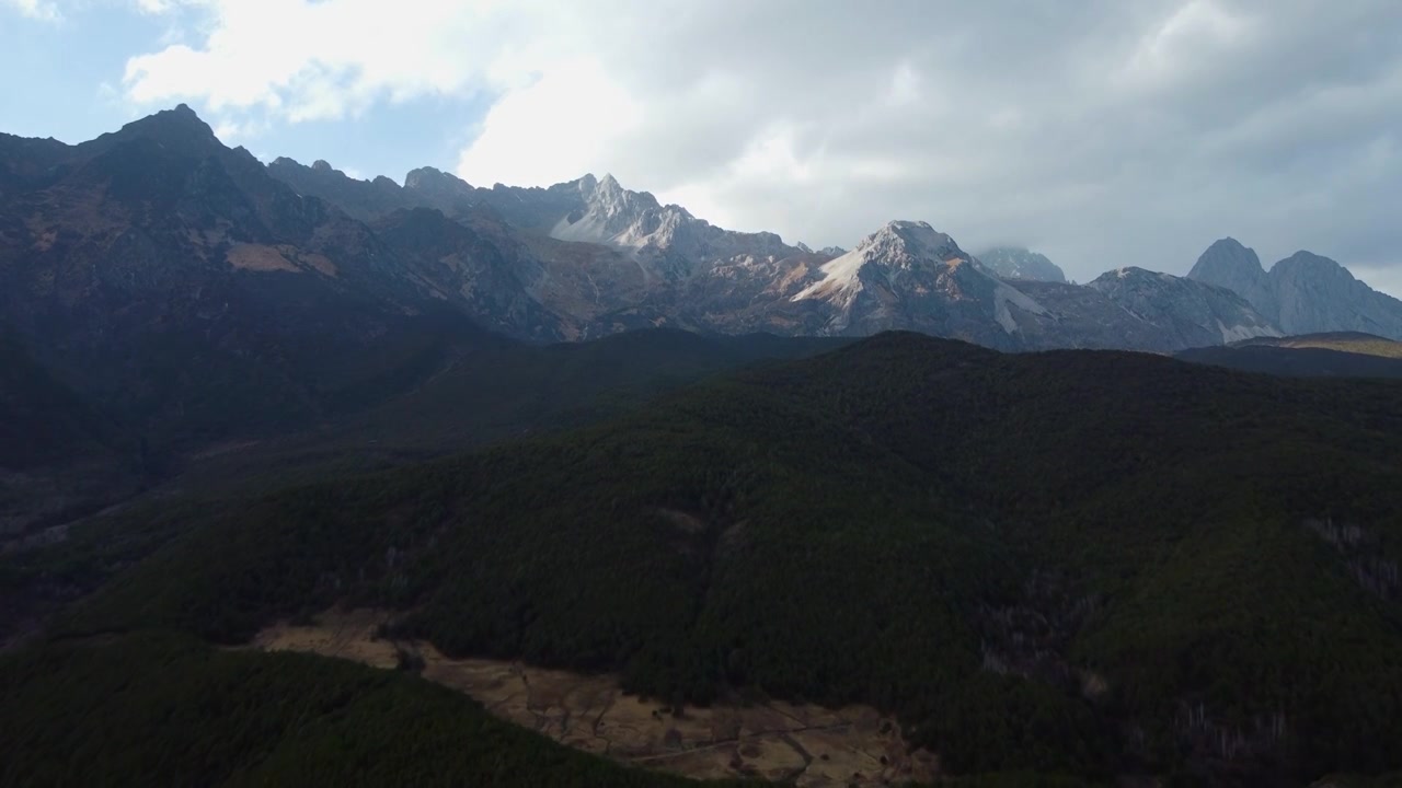 航拍云南丽江玉龙雪山玉湖村视频下载