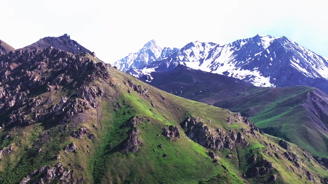 新疆伊犁伊昭公路白石峰周围草原雪山风景视频素材