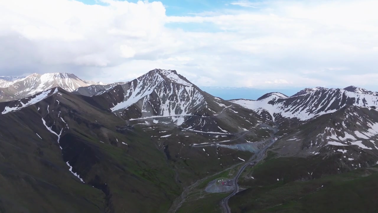 新疆伊犁伊昭公路白石峰周围草原雪山风景视频素材