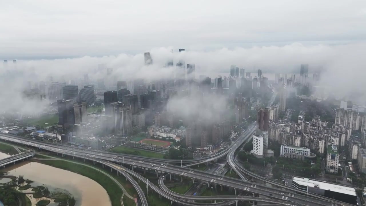 云雾中的南昌CBD城市风光航拍视频素材